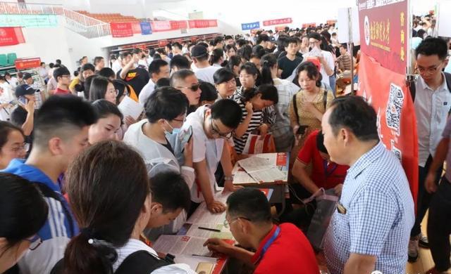 宝应高考再创佳绩，招生咨询会牵动人心——中高考志愿填报咨询关键指南